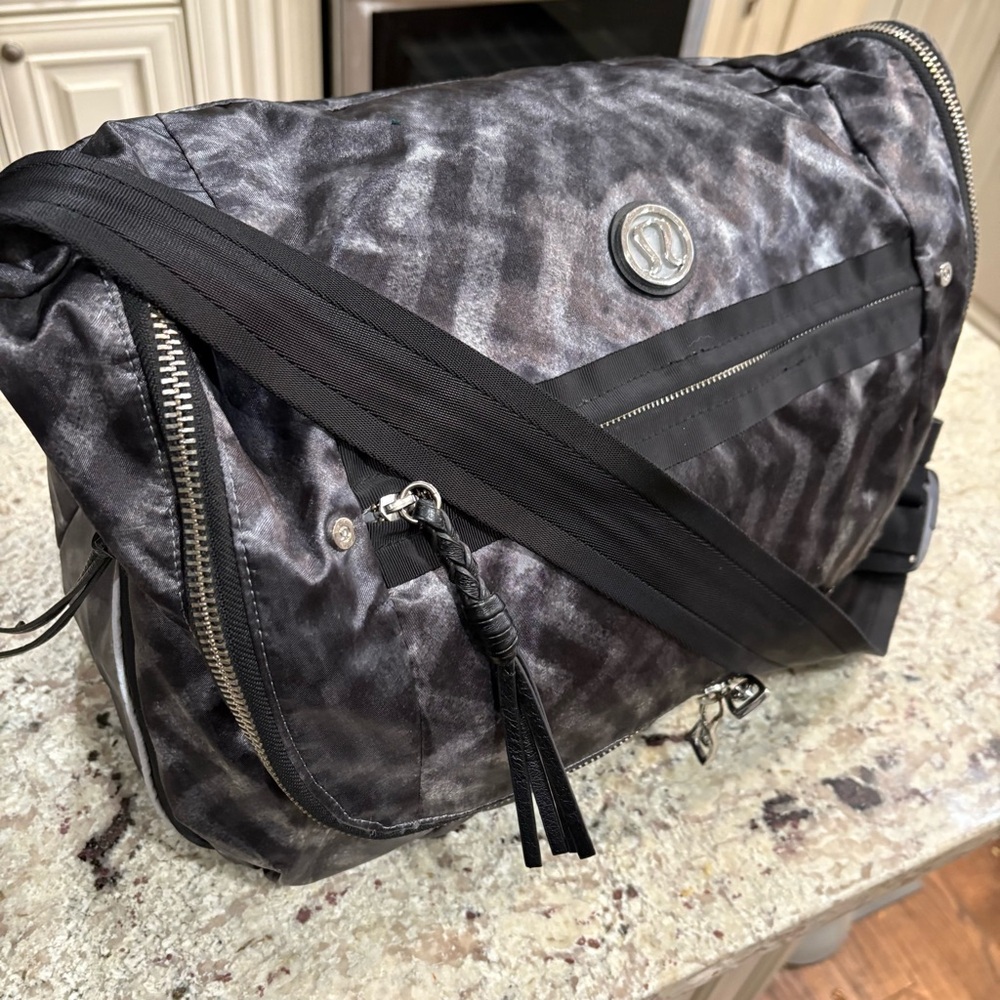 Lululemon Black Gray Y2K Yoga Messenger Gym Laptop Bag